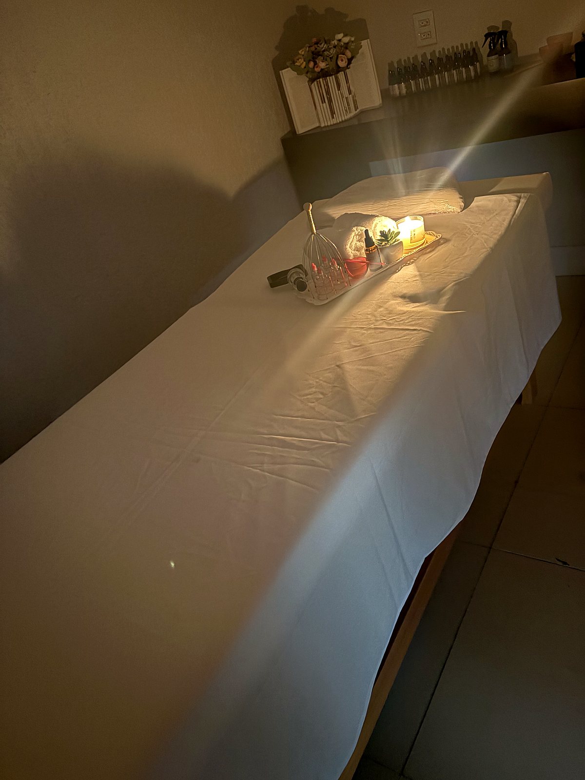 Maca à meia-luz com vela acesa, pronta para o atendimento