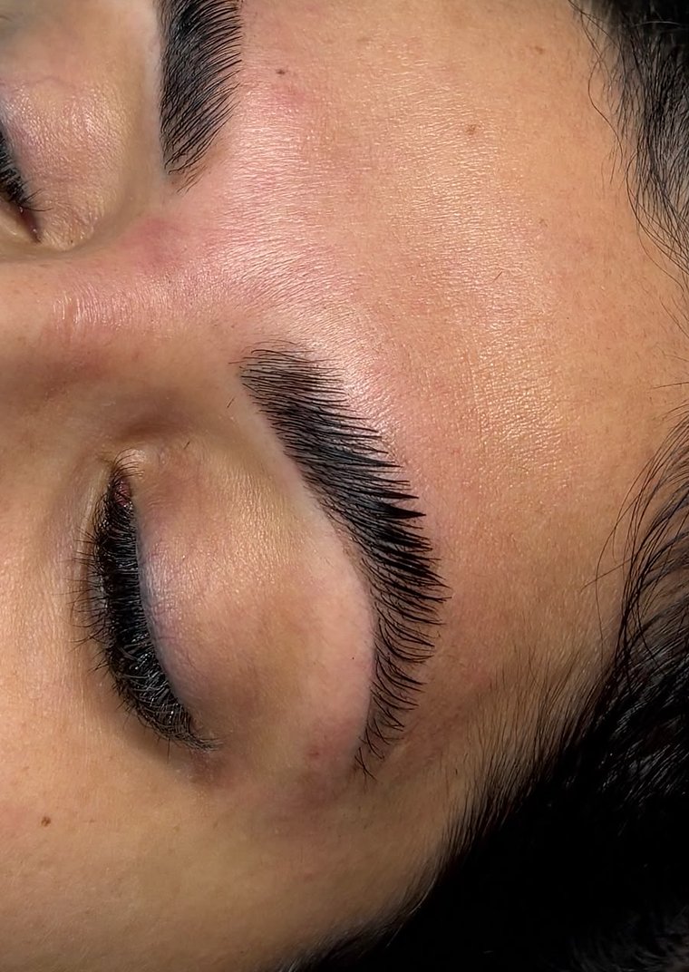Sobrancelhas com brow lamination, fios alinhados e penteados