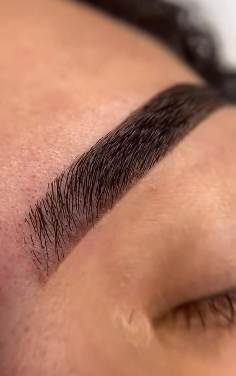 Close de sobrancelha com design e preenchimento