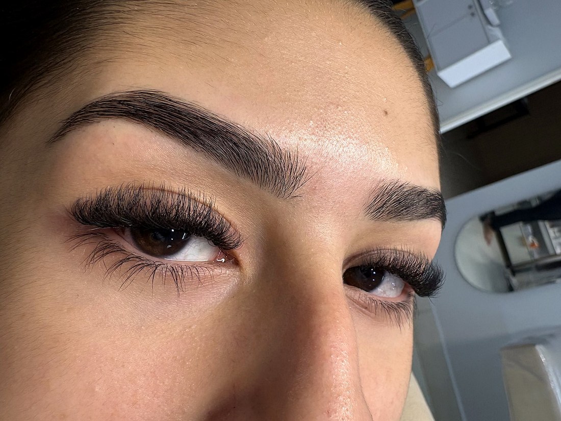 Olhar com extensão de cílios volumosa nos dois olhos